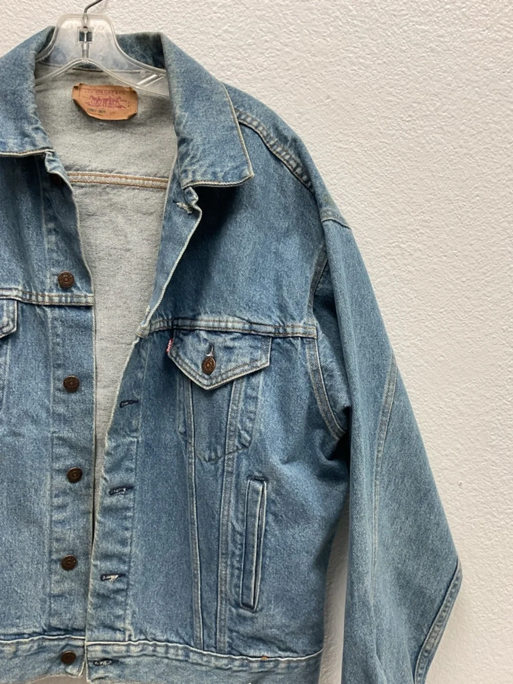 Vintage Levi’s Denim Trucker Jacket USA Made Size L Distressed 70507 Light Wash - Picture 5 of 9